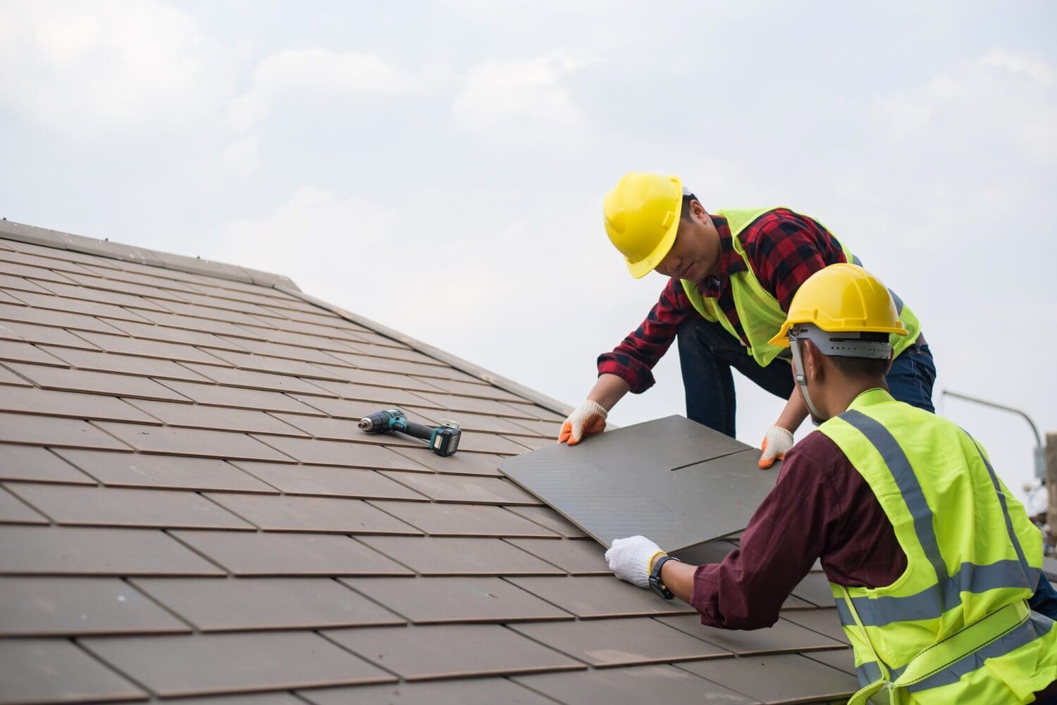 Repair and replace the roof of the house with Handyman with tools and protective equipment